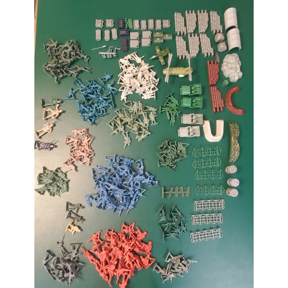 Large Plastic Army Men Toy Soldiers 250+ Lot Vehicles Fences Barricades Military